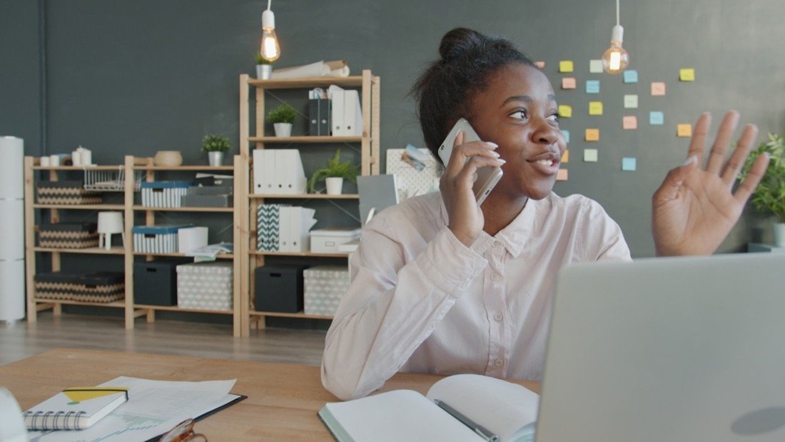 An agent taking an enquiry at her desk